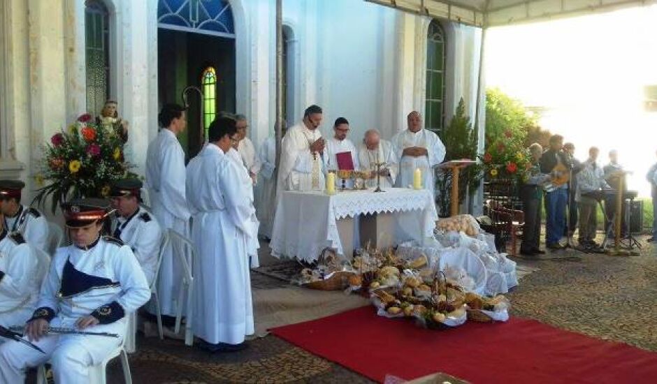 Fiéis participaram da tradicional Missa de Santo Antônio