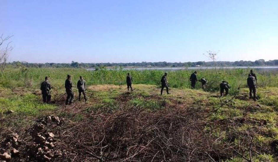 Militares do Exército realizam limpeza na 2ª Lagoa 