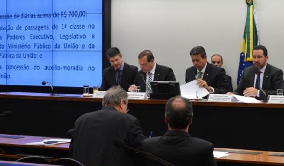 Ministro interino do Planejamento, Dyogo Oliveira, participou hoje de audiência pública na Comissão Mista de Orçamento sobre o projeto da Lei de Diretrizes Orçamentárias de 2017 