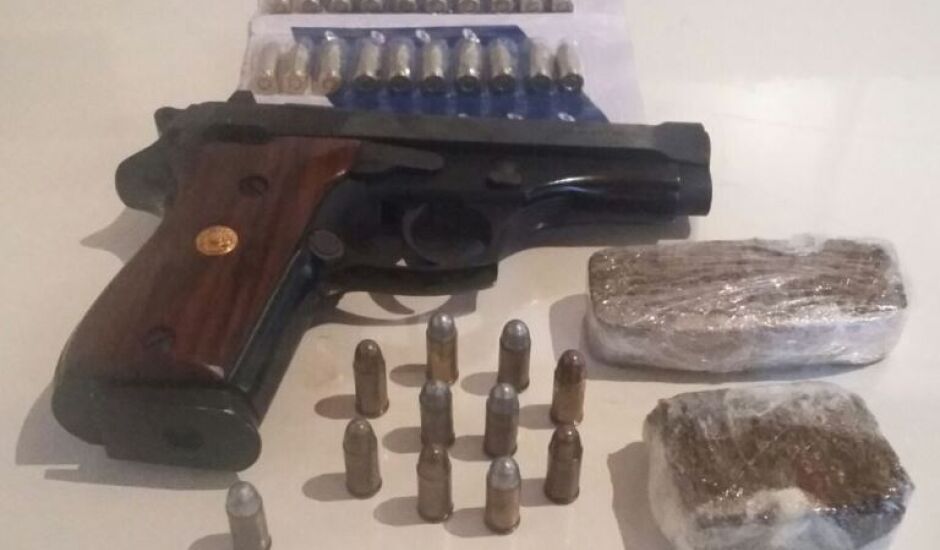 Armas, munição e tabletes de maconha que teriam sido apreendidos com o médico