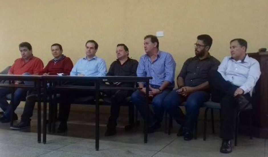 Imagem de reunião dos partidos, realizada em maio deste ano