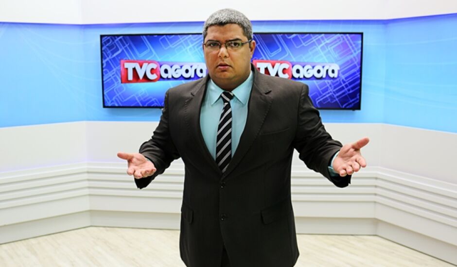 Thiago Bonfim apresenta um telejornal diário na TVC - Canal 13 