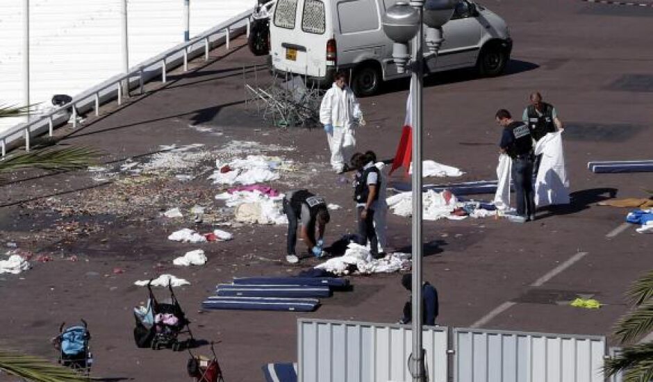 Policiais recolhem documentos e objetos das vítimas, pela manhã, em Nice
