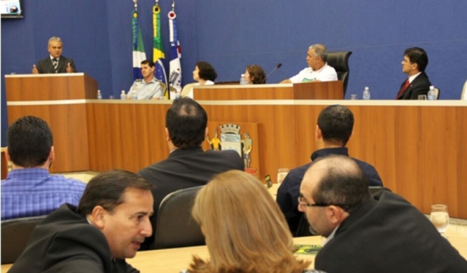Vereadores do PSB, Gilmar Tosta, Marisa Rocha (de costas) e Ivanildo Teixeira em reunião na Câmara