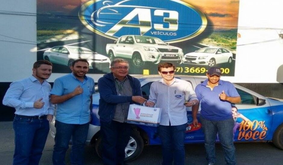 Momento da entrega da peteca - símbolo da campanha - a Júnior Cezar Pinto, do Grupo A3