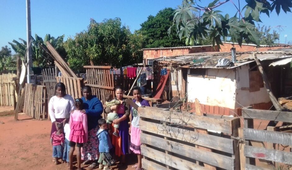 Famílias ocupam área da prefeitura no bairro Vila Verde 