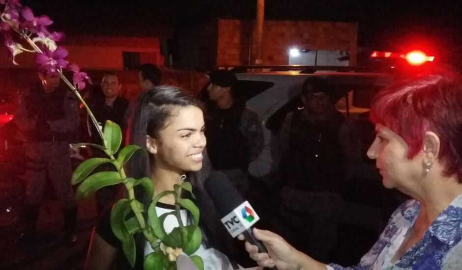 Beatriz dá entrevista à jornalista Maria do Carmo após receber a surpresa