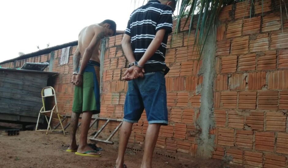Dois dos detidos nesta tarde em um bairro de Três Lagoas