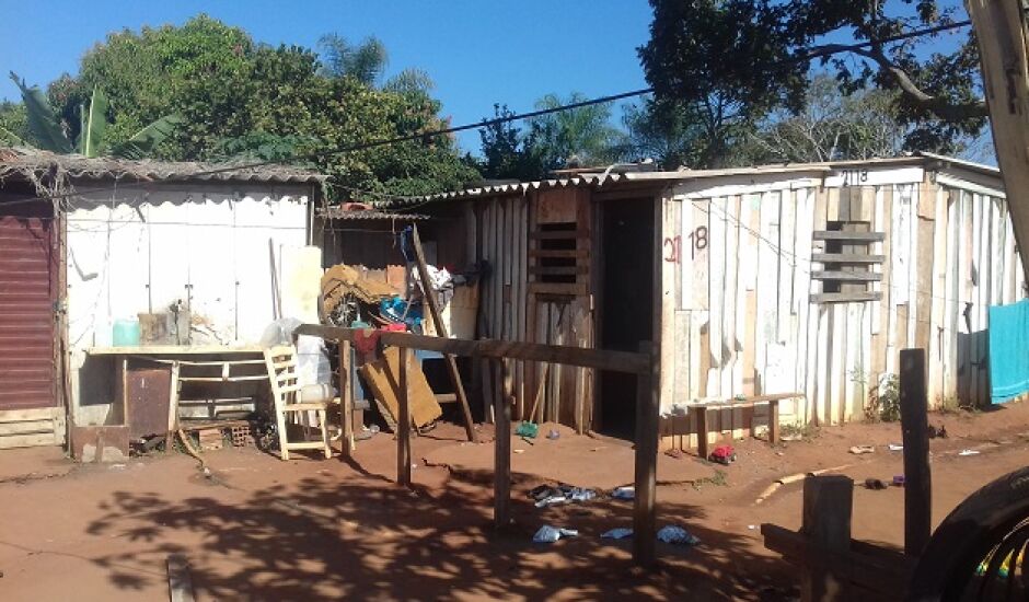 Sem condições de pagar aluguel, famílias moram em barracos construídos em áreas da prefeitura 