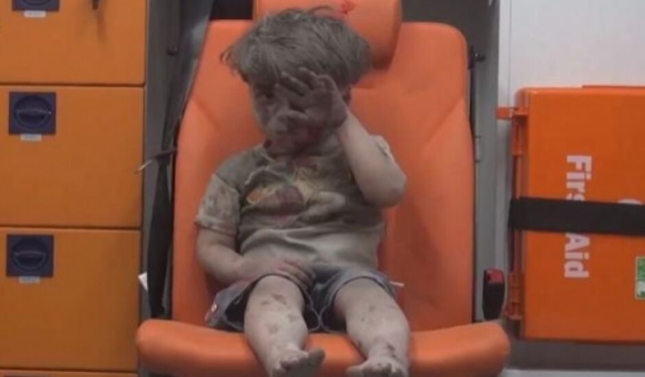 Omran Daqneesh, de 5 anos, logo após ser resgatado de um bombardeio em Aleppo, na Síria