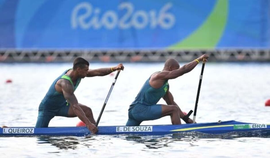 Isaquias Queiroz e Erlon de Souza Silva venceram, na Lagoa Rodrigo de Freitas, a primeira bateria da prova de canoa dupla 1.000m e irão à final amanhã     