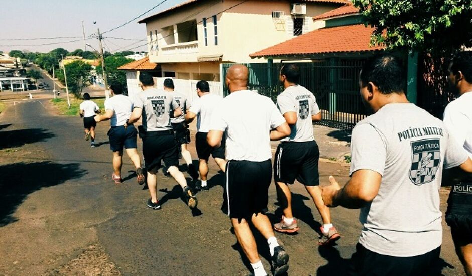 Policiais militares realizam exercícios físicos por ruas de Paranaíba