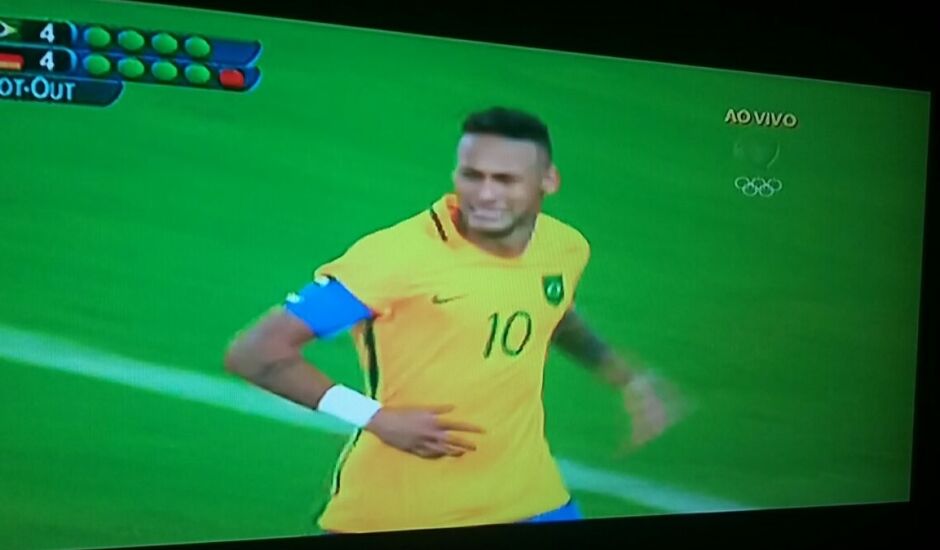 Neymar corre e chora após marcar o gol que deu a medalha de ouro ao Brasil