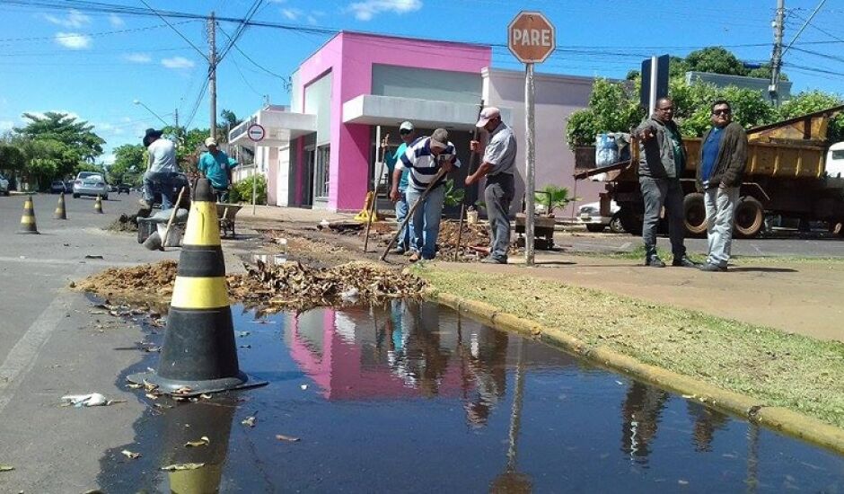 Departamento executa obra no cruzamento das ruas João Silva e Zuleide Perez Tabox 
