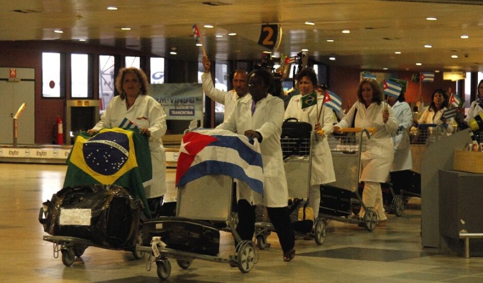 Desembarque de médicos em aeroporto de Brasília, em 2013