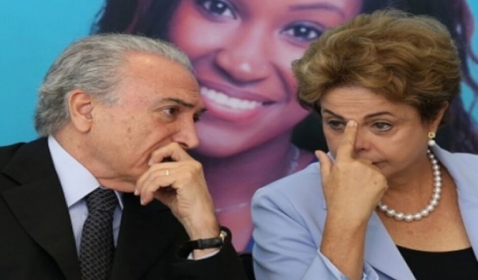 Temer à esquerda e a presidente afastada Dilma 