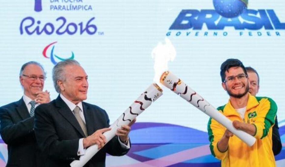 Michel Temer e o velocista Yohansson Nascimento acendem a tocha paralímpica no Palácio do Planalto