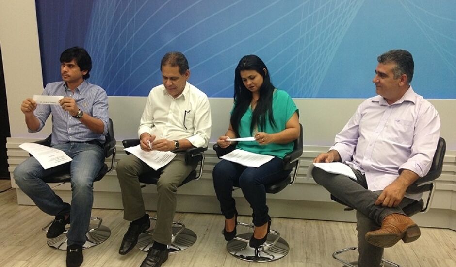 Valdecir Cremon, coordenador de jornalismo do Grupo RCN, e candidatos a prefeito de Três Lagoas durante sorteio