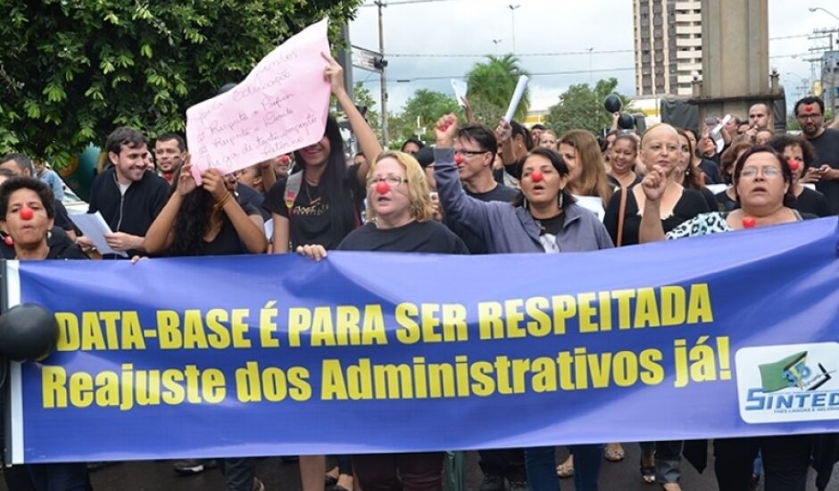 Professores da rede municipal realizam manifestação de protesto, por reivindicações, em 2015