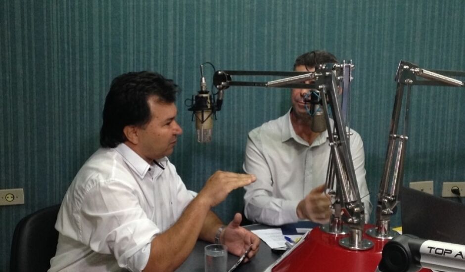 Candidato a prefeito Idevaldo Claudino durante entrevista na rádio Cultura FM