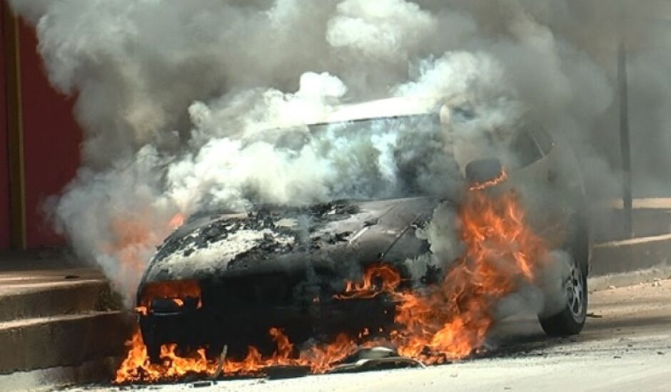 O veículo ficou parcialmente destruído pelas chamas