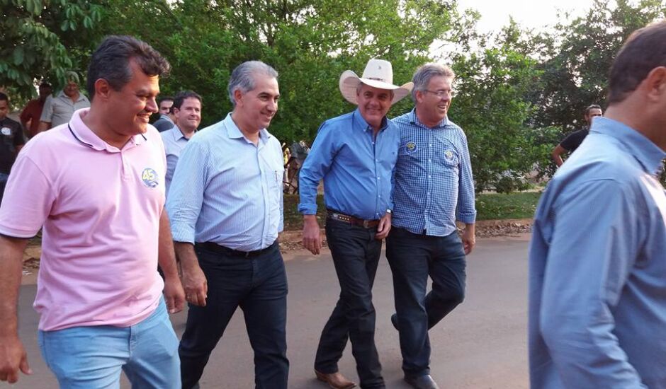 Governador  caminha na avenida dos Expedicionários em Paranaíba 