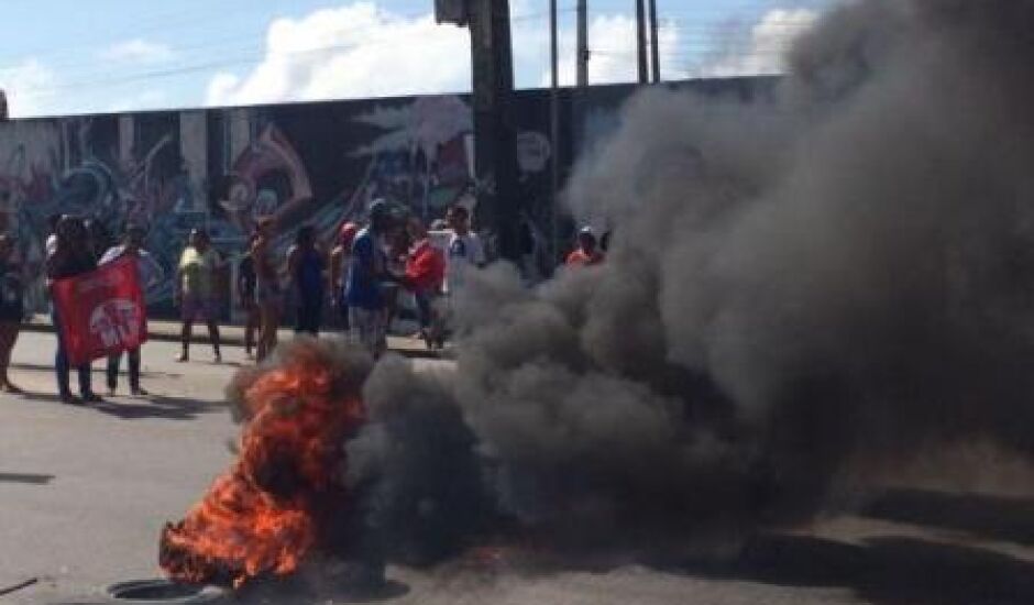 Integrantes do Movimento de Luta nos Bairros, Vilas e Favelas fecharam uma avenida da zona oeste do Recife durante o protesto