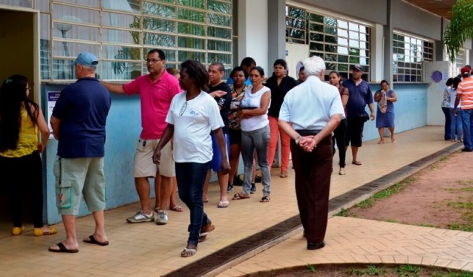 Eleitores aguardam em fila para votar; cidade possui o terceiro maior colégio eleitoral do Estado