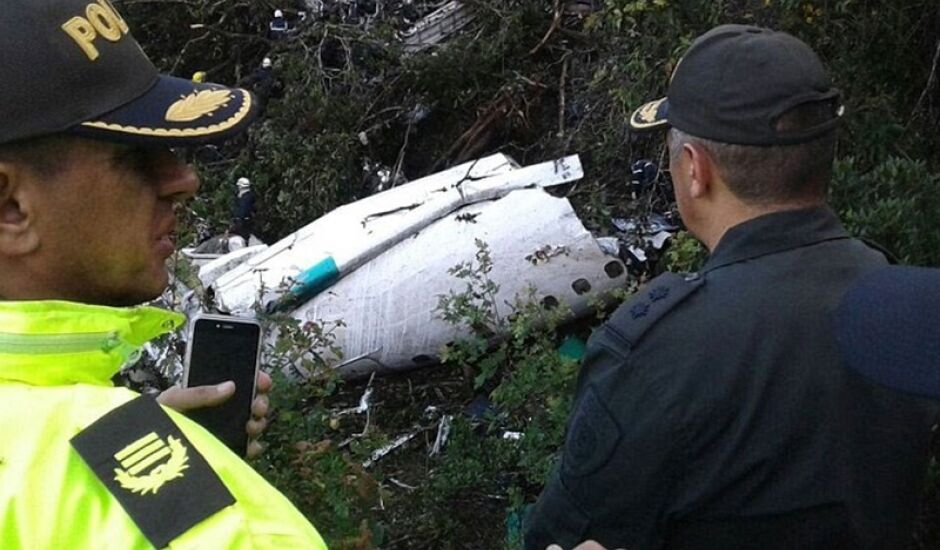 Policiais examinam estroços do avião que que levava equipe da Chapecoense para Medellín