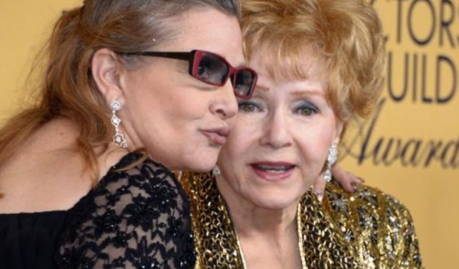 Atriz Carrie Fisher e a mãe, Debbie Reynolds, em premiação em 2015