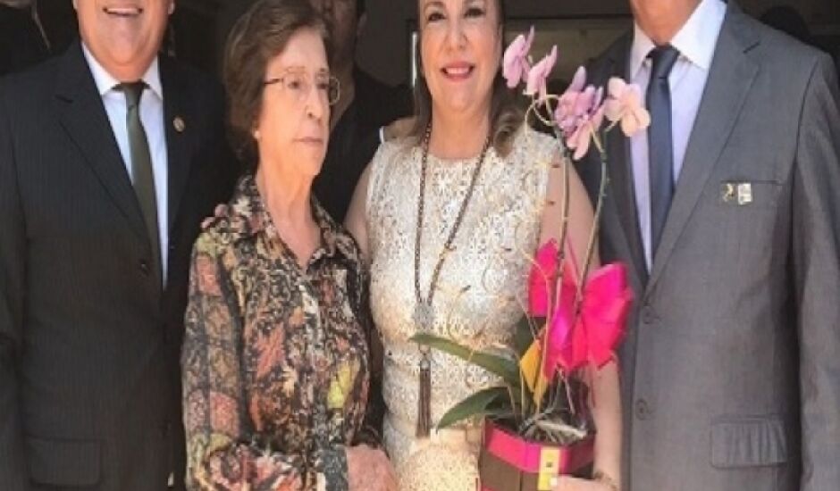 Diogo Tita e sua mãe, Gilka Robalinho, entregaram flores ao prefeito empossado, Ronaldo Miziara, e sua esposa, Solange Miziara
