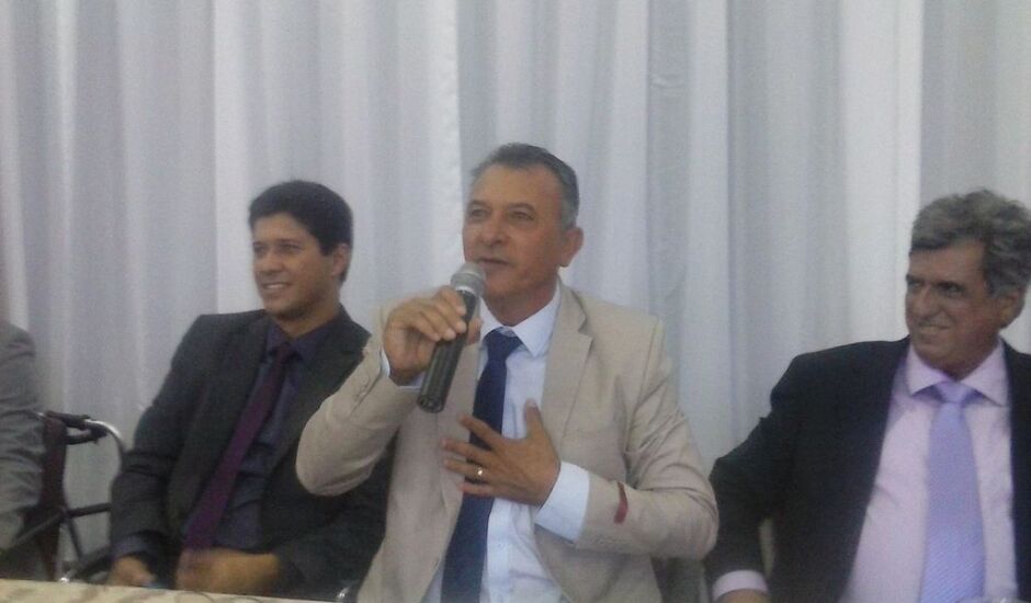 Alaor Bernardes discursa ao lado de Robinho (à direita) e Gustavo Carvalho