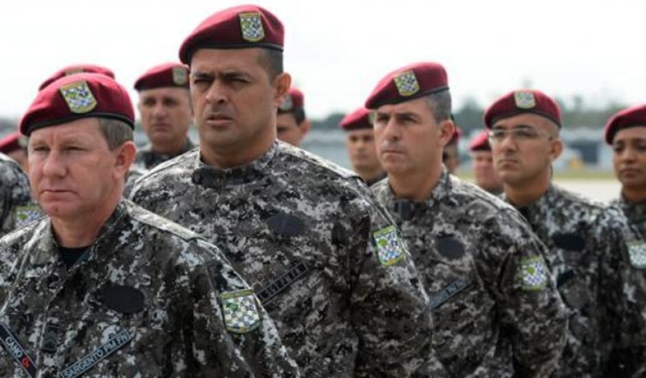 Segundo a Força Aérea Brasileira, os primeiros dos 100 agentes que vão participar da operação desembarcaram em Manaus perto das 5h (horário de Brasília, 3h no Amazonas) 
