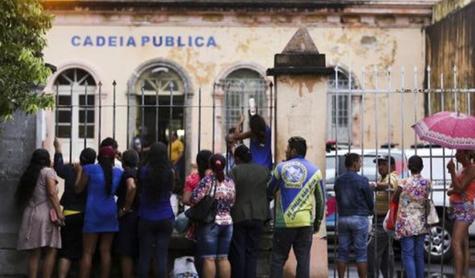  Familiares aguardam informações sobre parentes presos na Cadeia Pública Raimundo Vidal Pessoa.