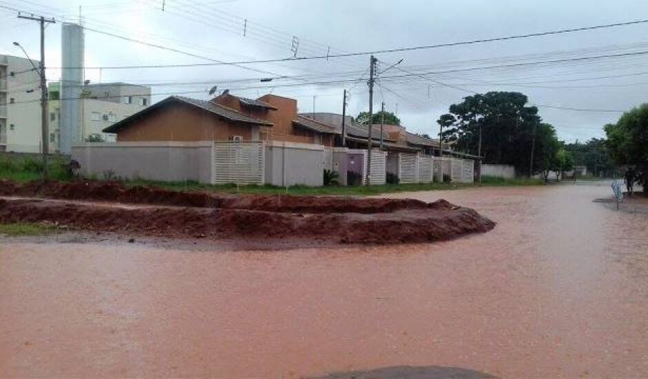 Obras de pavimentação e drenagem no bairro Vila Alegre serão retomadas 