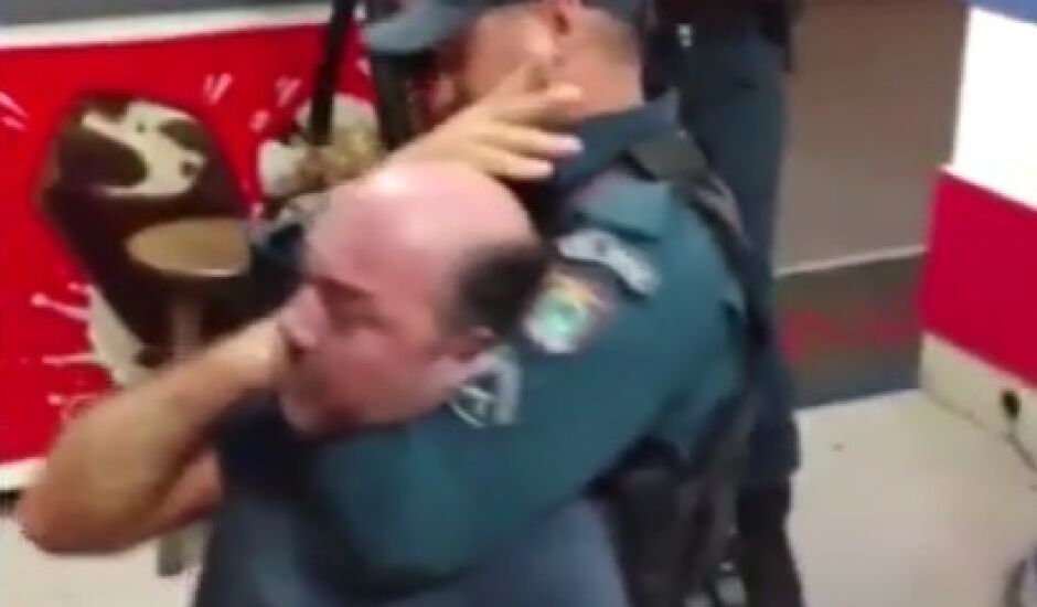 Homem resiste à prisão e é imobilizado por policiais militares