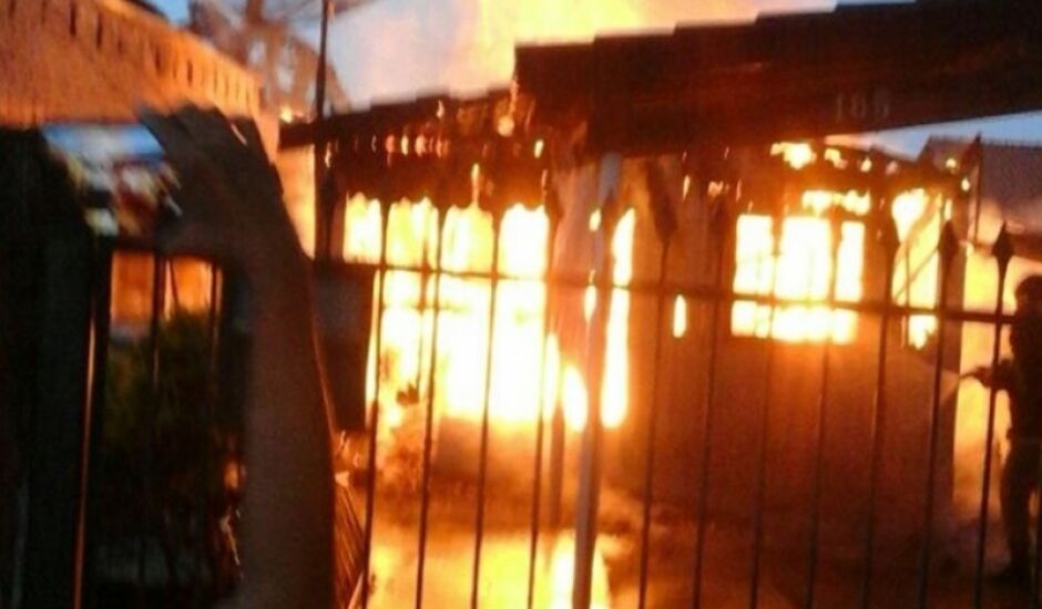 Casa é incendiada em Paranaíba