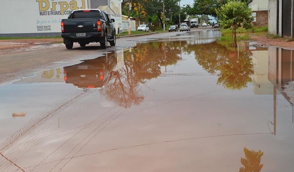 Ruas ficam alagadas por vários dias após chuvas devido a falta de sistemas de drenagem