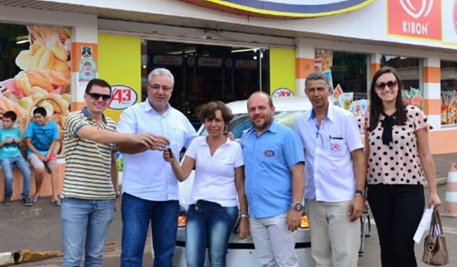 Diretores da Associação Comercial de Paranaíba entregam prêmio sorteado na promoção; ganhadora disse que pode vender o carro