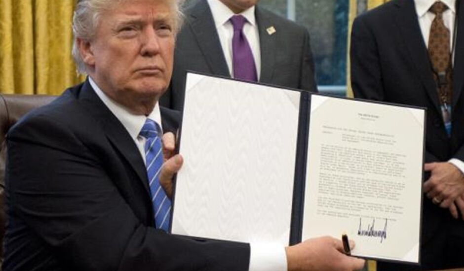 Donald Trump assina decreto que retira os Estados Unidos do Acordo Transpacífico, assinado em outubro de 2015 por mais 11 países 