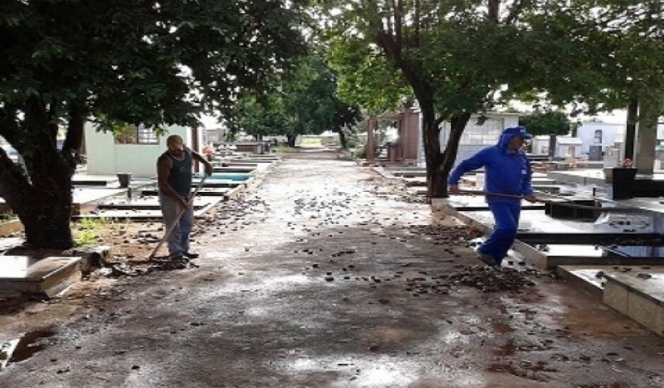 Equipe da prefeitura inicia limpeza do cemitério em Paranaíba