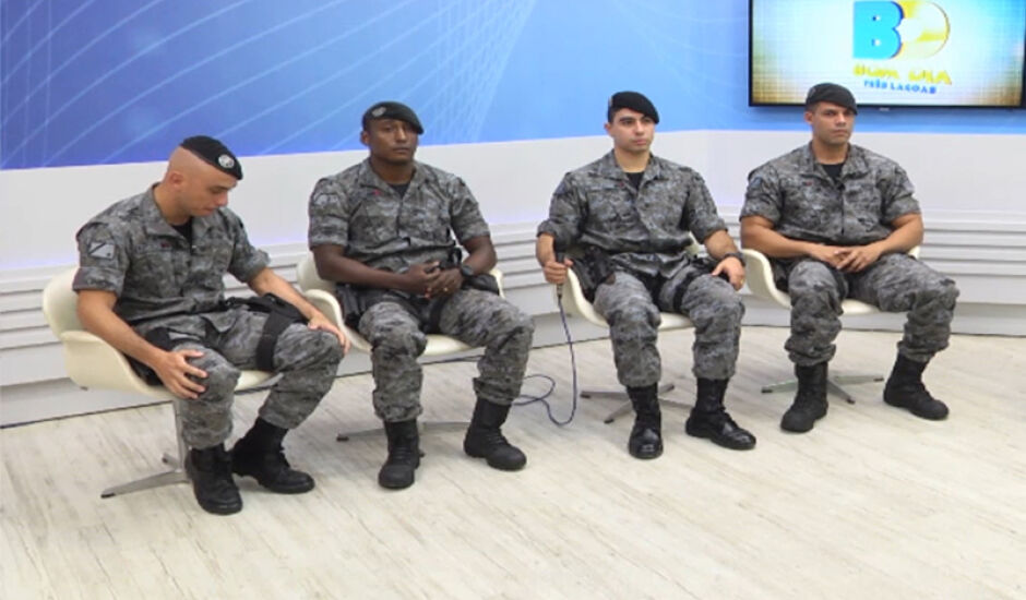 Da direita para a esquerda Cabo R.Nunes,Tenente Martinez e os soldados Castro e Leandro