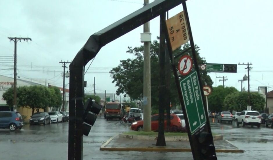 Força do vento derruba poste no cruzamento das avenidas Capitão Olyntho Mancini e Antônio Trajano