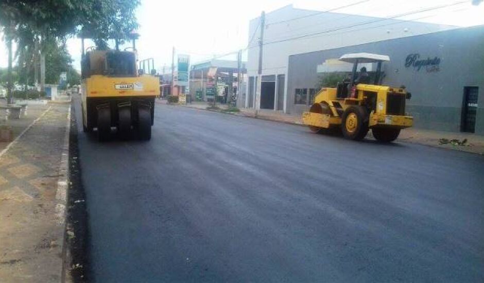 Empresa iniciou o recapeamento da avenida Antônio Trajano nesta terça-feira 