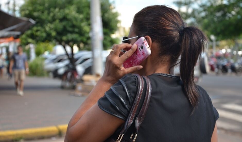 Usuários da telefonia móvel reclamam que está ficando dificil conseguir sinal de celular em determinados horários do dia