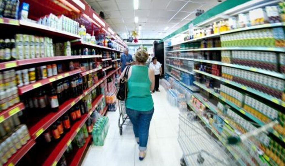 Consumidor está gastando menos para comprar cesta básica em 20 capitais pesquisadas pelo Dieese