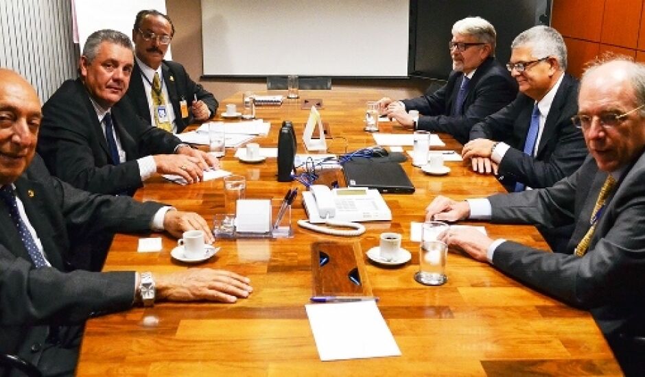 Senador e prefeito, durante reunião com presidente e diretores da Petrobras 