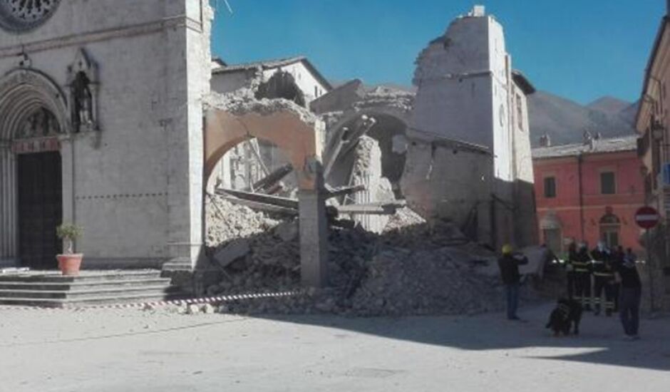Basílica de São Benedito, em Norcia, na região central da Itália, ficou completamente destruída, após um forte tremor em agosto do ano passado