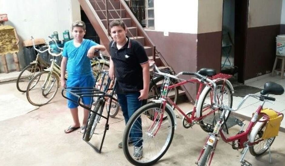 As seis bicicletas foram reformadas pelo próprio menino