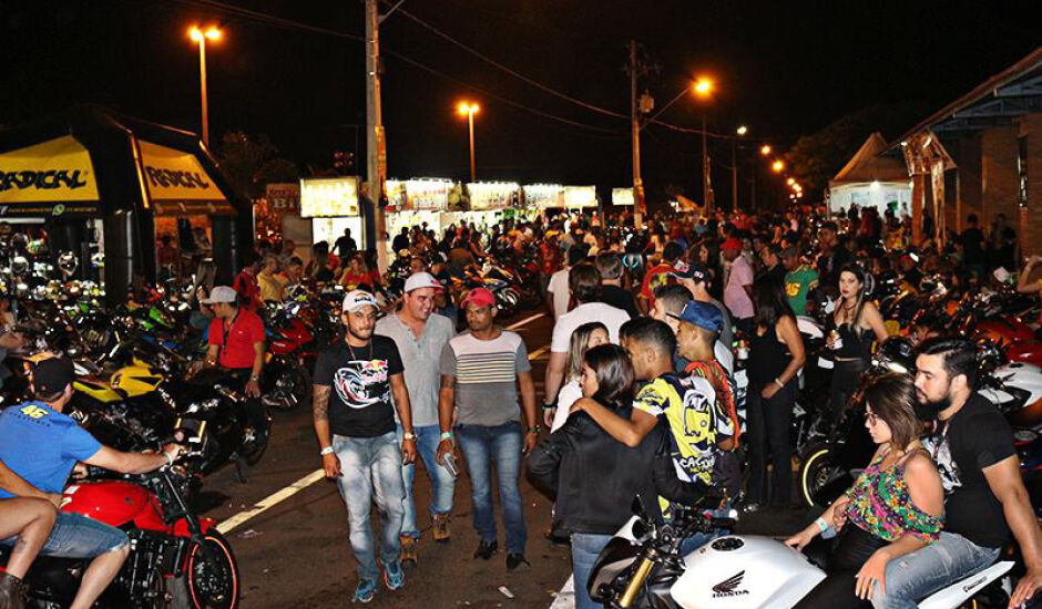 Encontro de motociclistas atrai pessoas de diversas regiões do País 